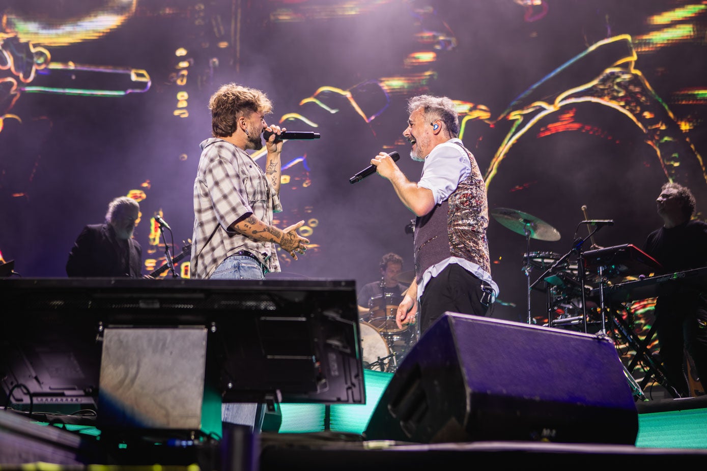 Love of Lesbian y Dani Fernández compartiendo escenario.