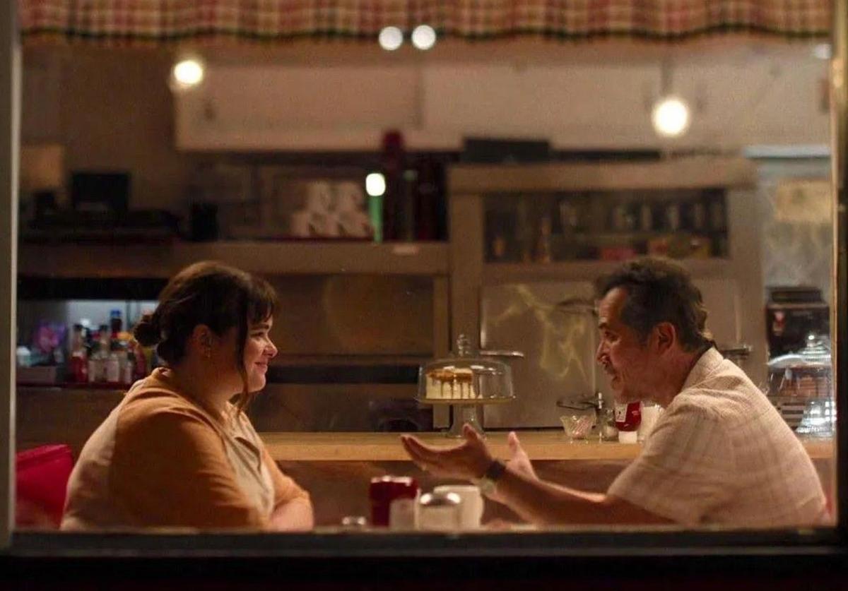 Barbie Ferreira y John Leguizano, en el filme.