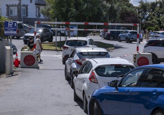 Vehículos hacen cola para acceder a un parking privado en Isla.