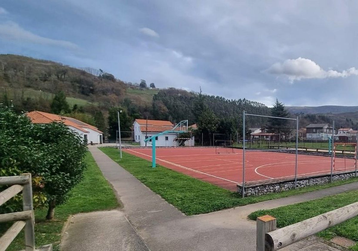 Fomento cubrirá la pista polideportiva de  Silió.