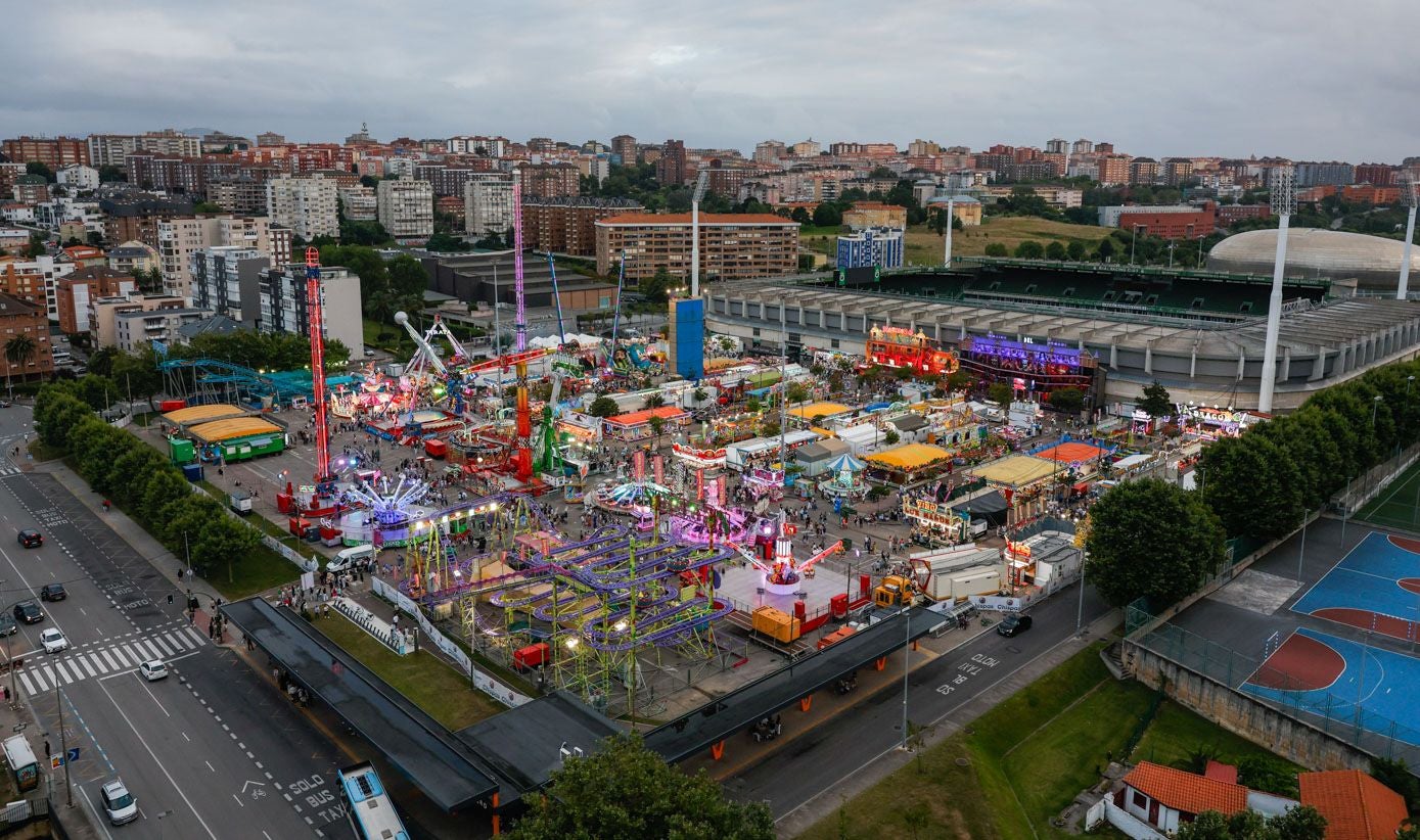 Vista aérea del recinto ferial, en el aparcamiento de El Sardinero, en Santander.