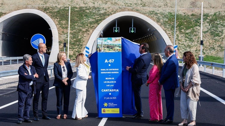 El ministro de Transportes, Óscar Puente, y la presidenta de Cantabria, María José Sáenz de Buruaga, descubren la placa en la inauguración.
