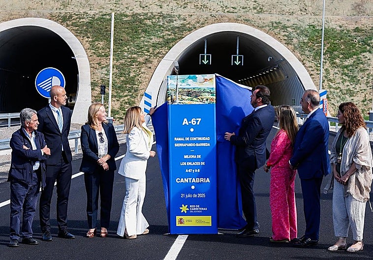 El ministro de Transportes, Óscar Puente, y la presidenta de Cantabria, María José Sáenz de Buruaga, descubren la placa en la inauguración.