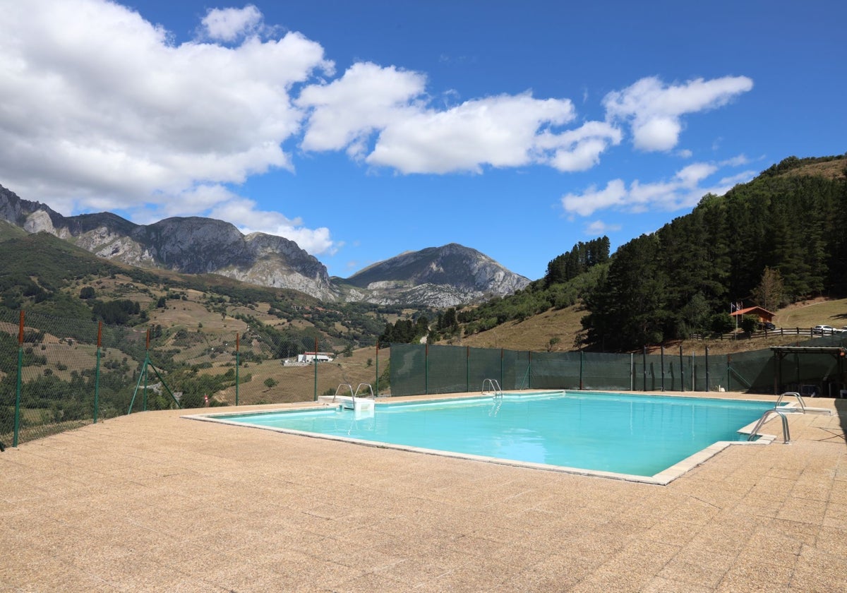 Piscina del albergue de Tama, ahora clausurada por no ser segura al no haberse realizado las tareas de mantenimiento previstas.