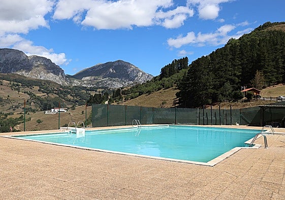 Piscina del albergue de Tama, ahora clausurada por no ser segura al no haberse realizado las tareas de mantenimiento previstas.