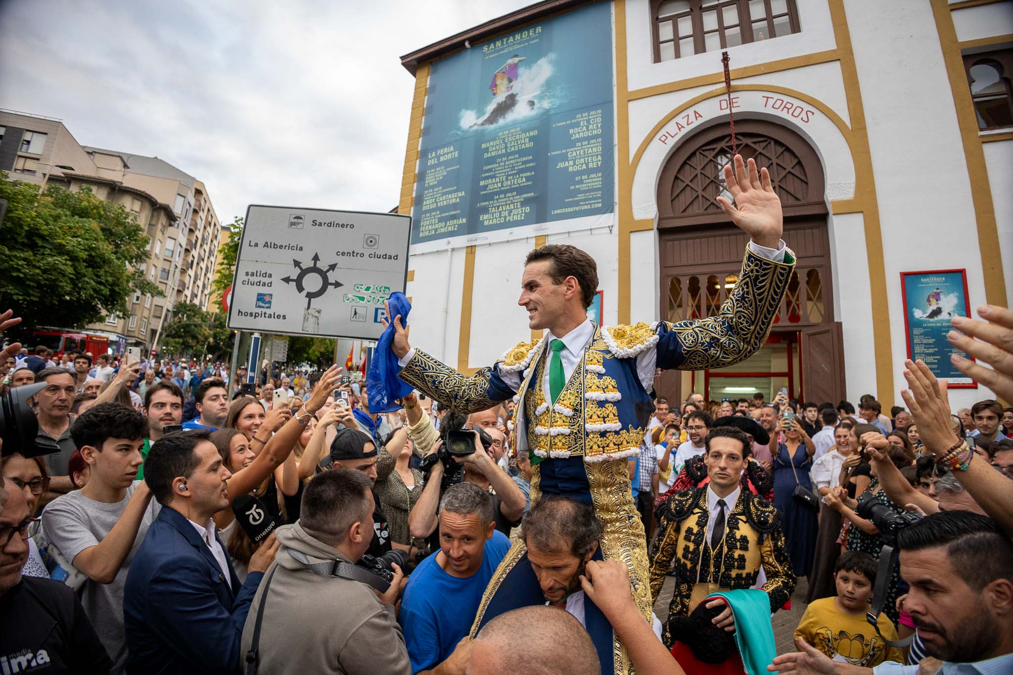 Fernando Adrián sale a hombros de la plaza de Cuatro Caminos.