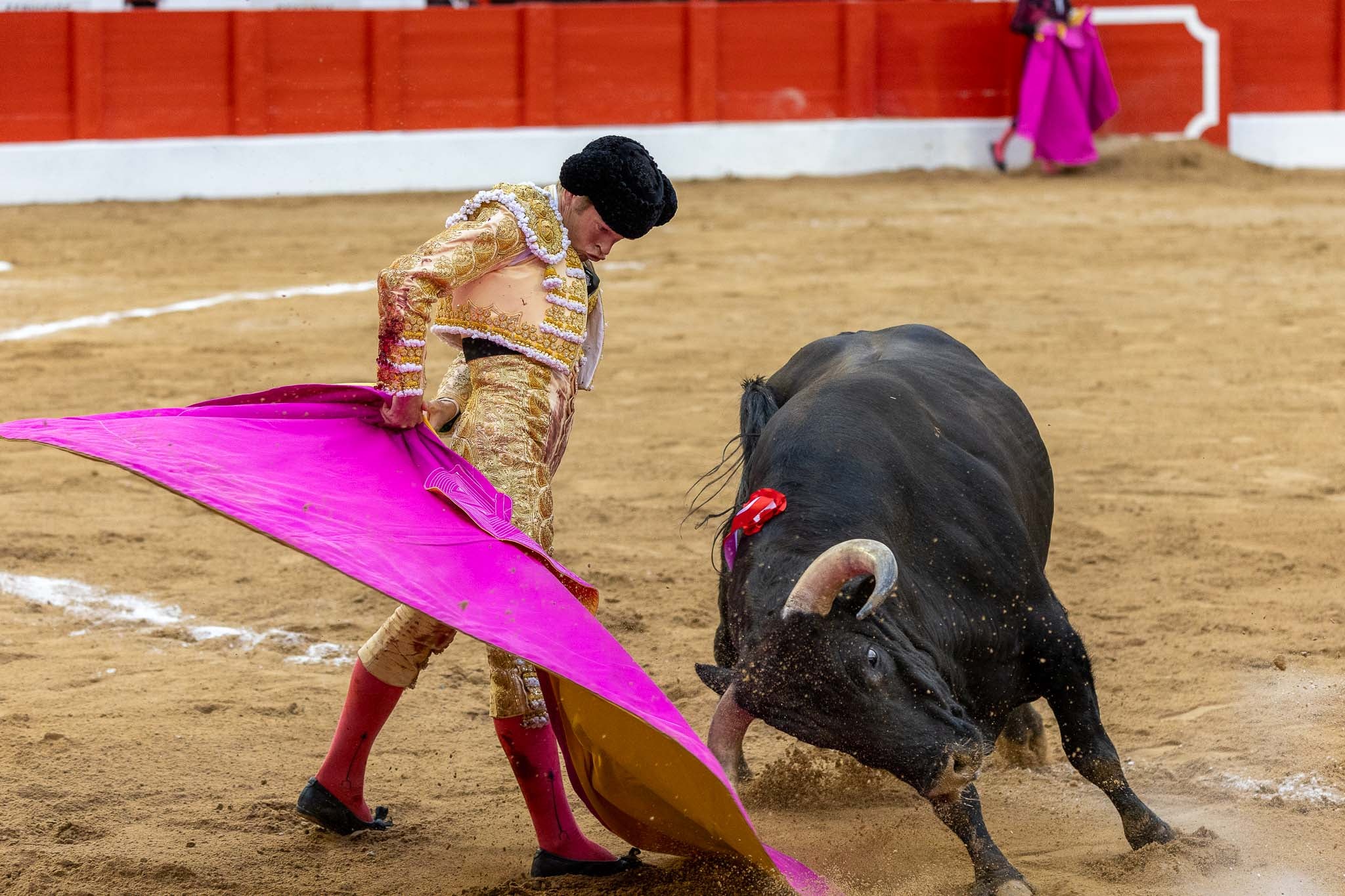 Remate de Borja Jiménez ante el sexto de la tarde.