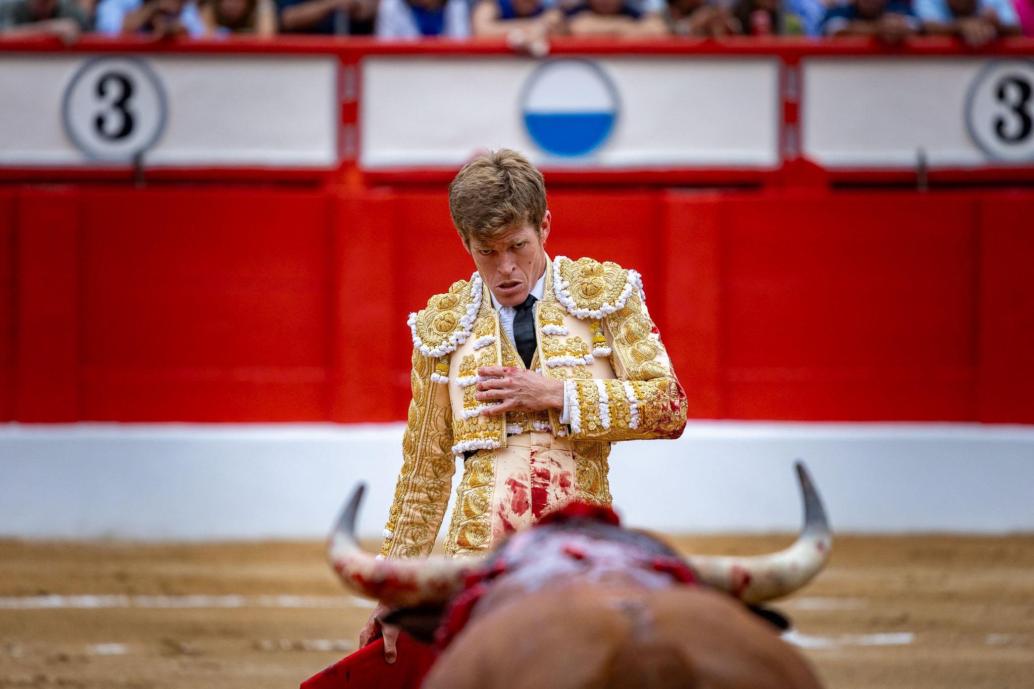Borja Jiménez desafía con la mirada al castaño que hizo tercero.