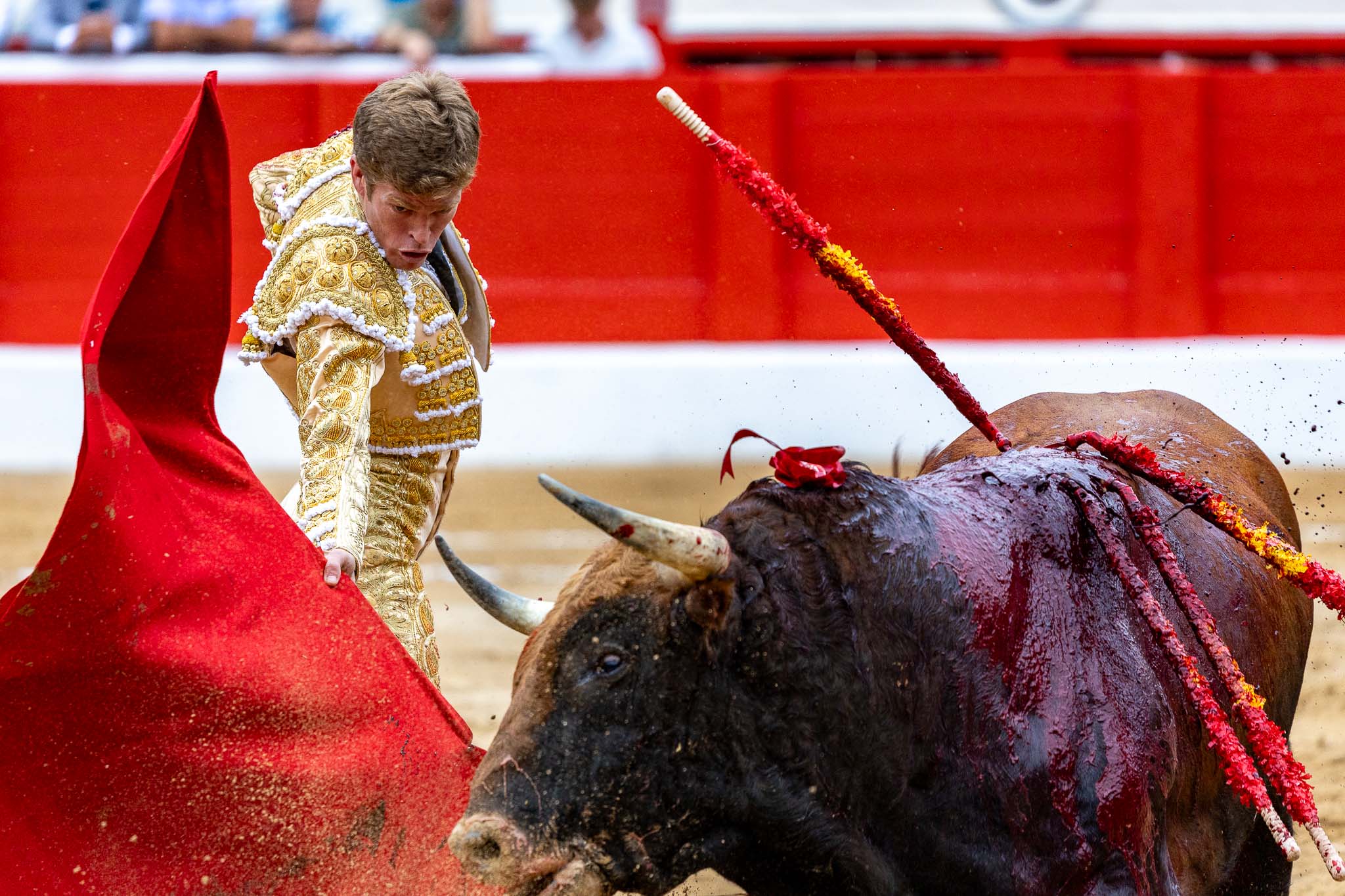 Muletazo con la diestra de Borja Jiménez en el tercero.