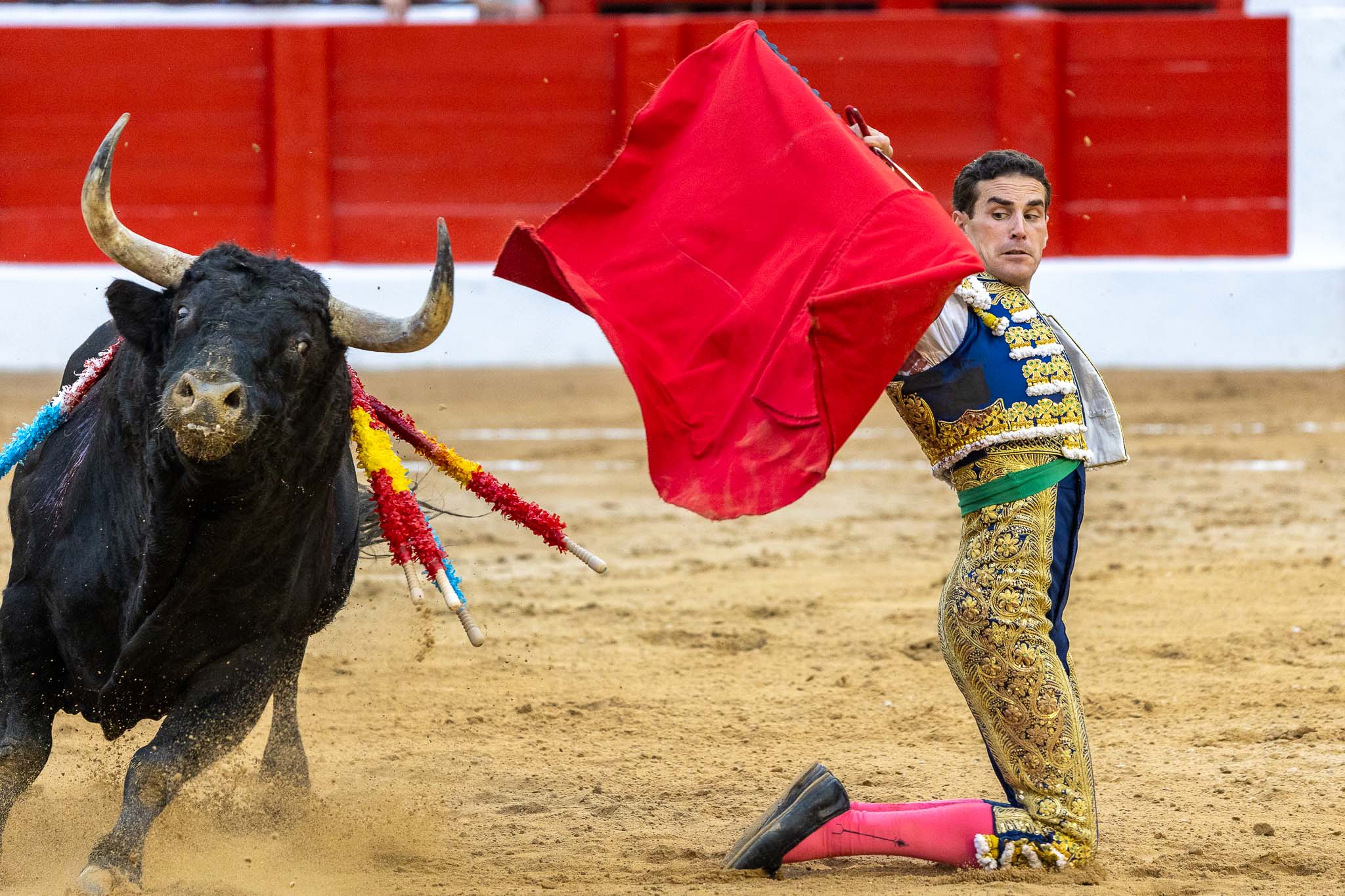 Pase de rodillas de Fernando Adrián en el segundo de su lote.