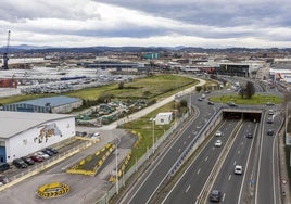 El aparcamiento disuasorio de La Marga se levantará en una parcela ubicada junto a la rotonda, desde la que se accederá.