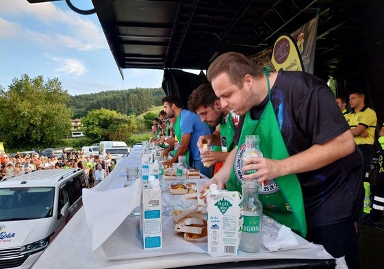 Participantes devorando los sobaos sobre el escenario en la pasada edición.