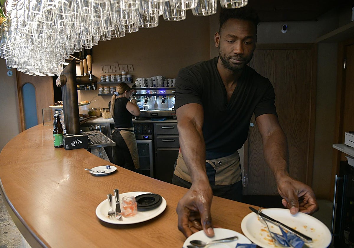 Asalariados de hostelería en el trabajo.