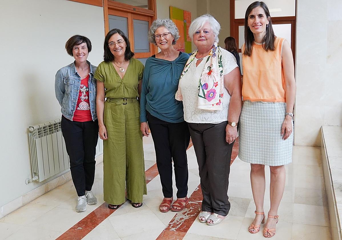 De izquierda a derecha, Nuria García, Conchi López, las hermanas Muñoz Castillo y Rebeca Saavedra.