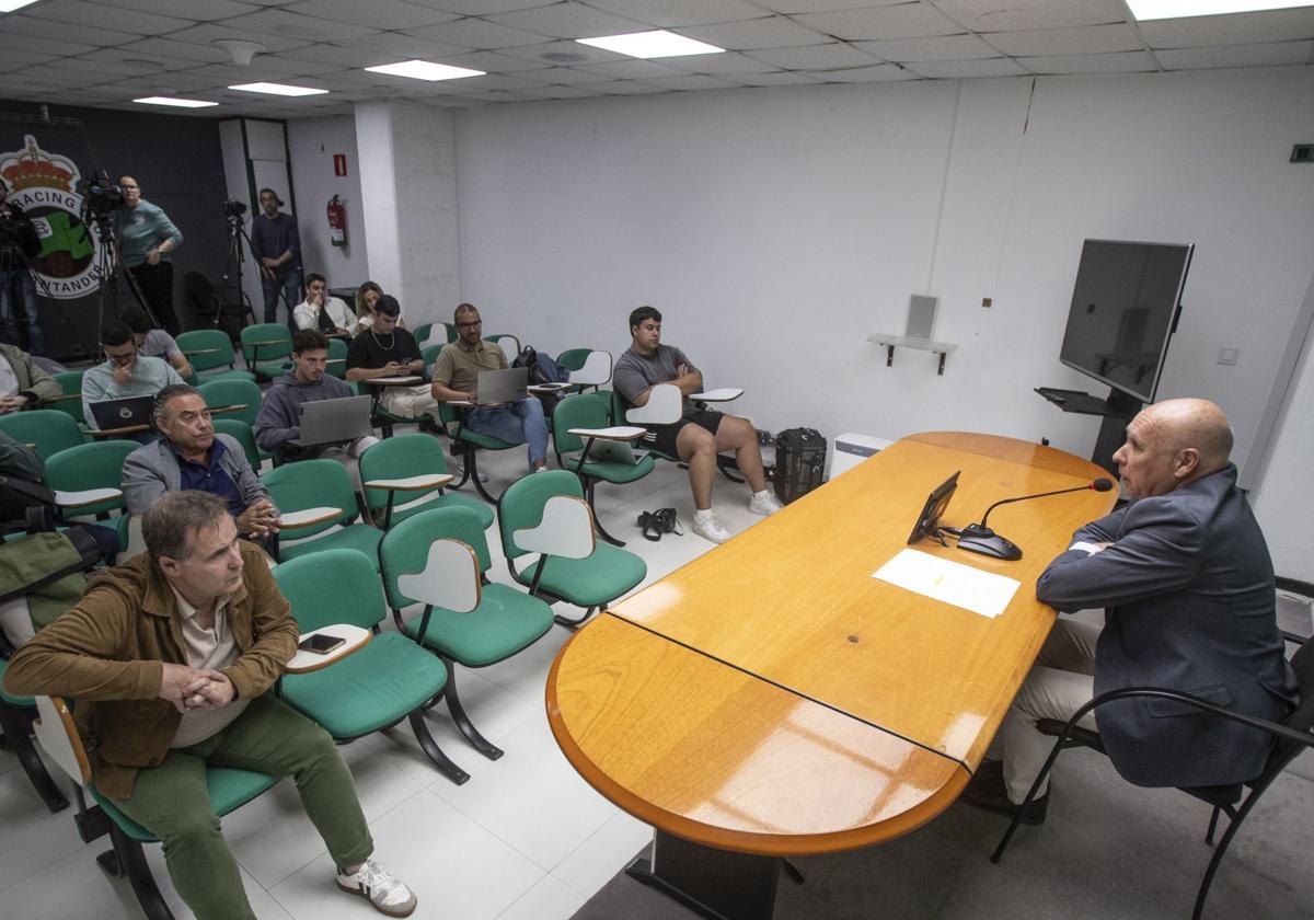 Manolo Higuera, presidente del Racing, comparece en la sala de prensa, que también sufrirá cambios y mejoras.