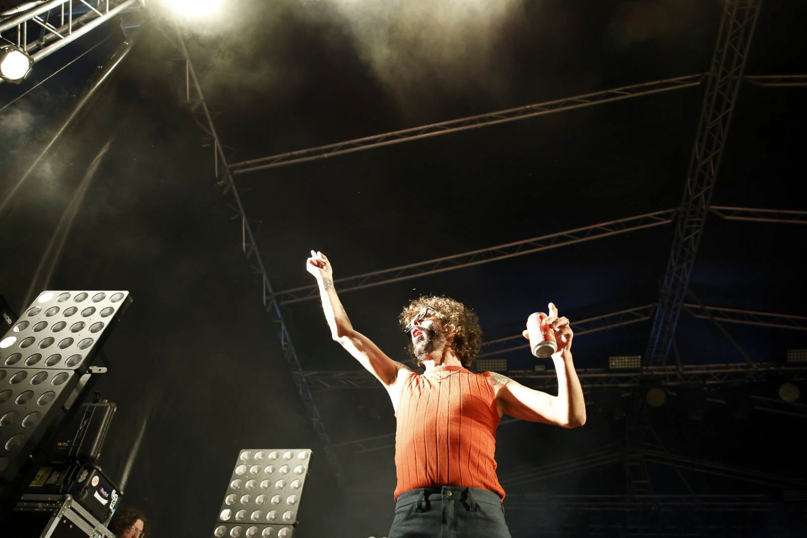 Jes Senra, bajista de Sidonie, vibró con cada nota ante un público entregado durante el concierto de la Semana Grande en Santander.