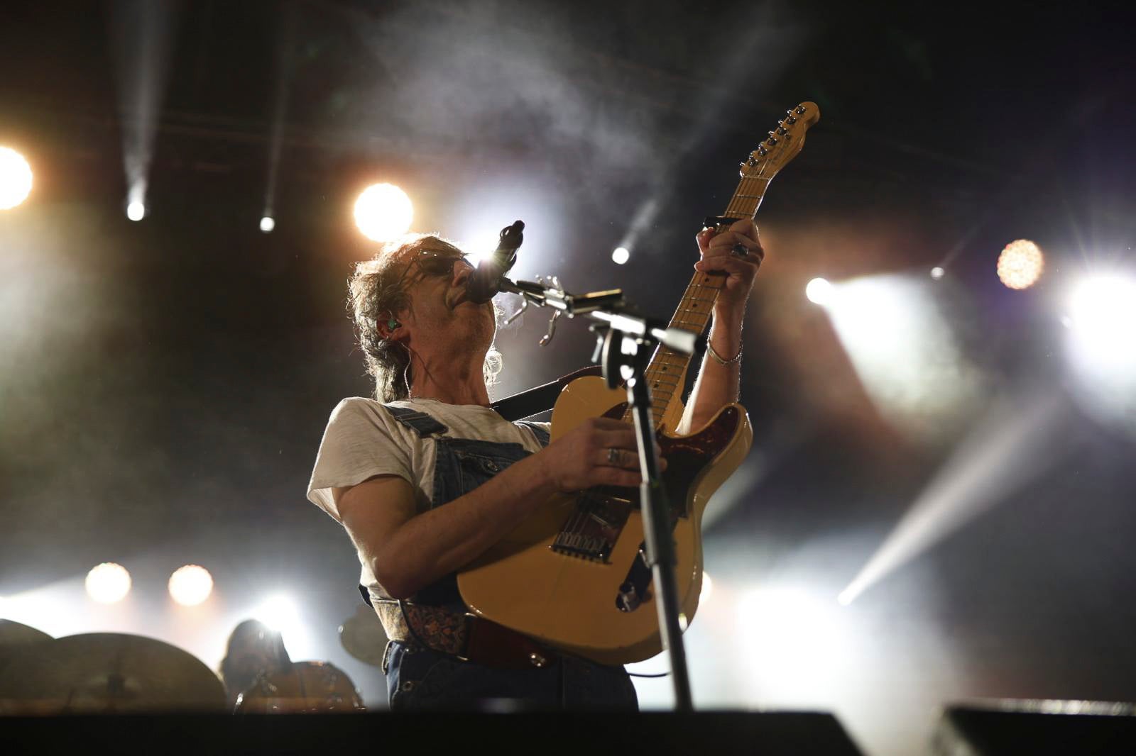 Marc Ros, guitarra en mano y brazos abiertos al público, deslumbró sobre el escenario de la Porticada en una actuación cargada de luz y energía.