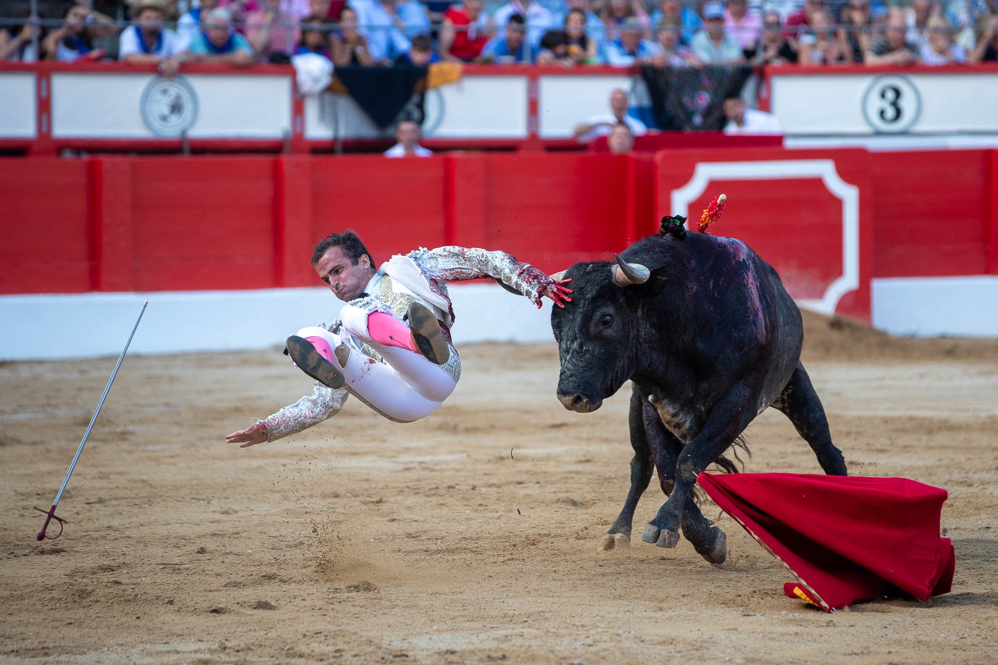 El toro desplazó por los aires a Damián Castaño.