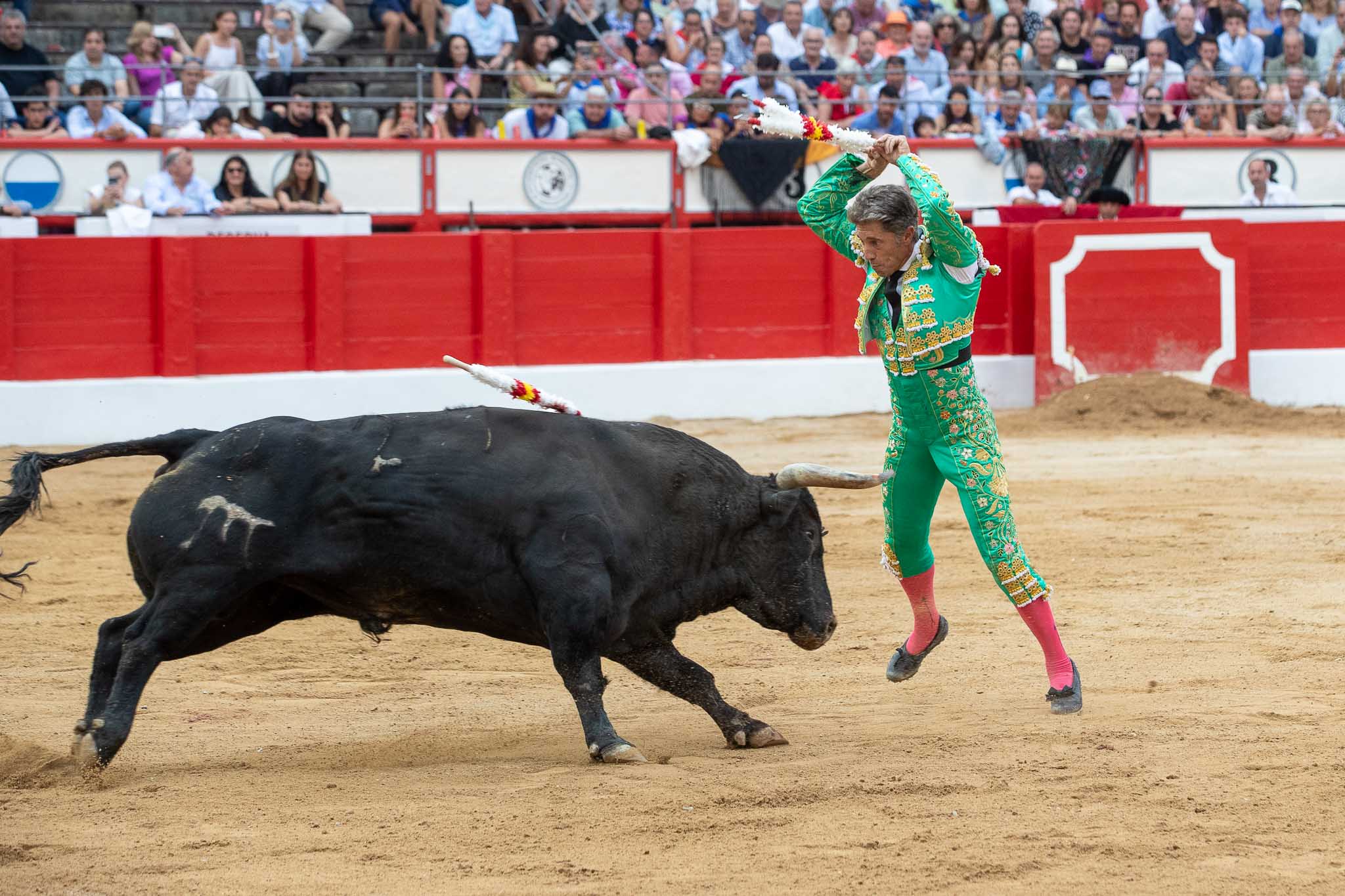 Par de banderillas de Escribano al toro de El Pilar.