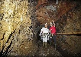 La presidenta de Cantabria, María José Sáenz de Buruaga, recorre un tramo de la vía ferrata de la mina de La Florida acompañada de Jaime Maclennan, director de Explotación de El Soplao.