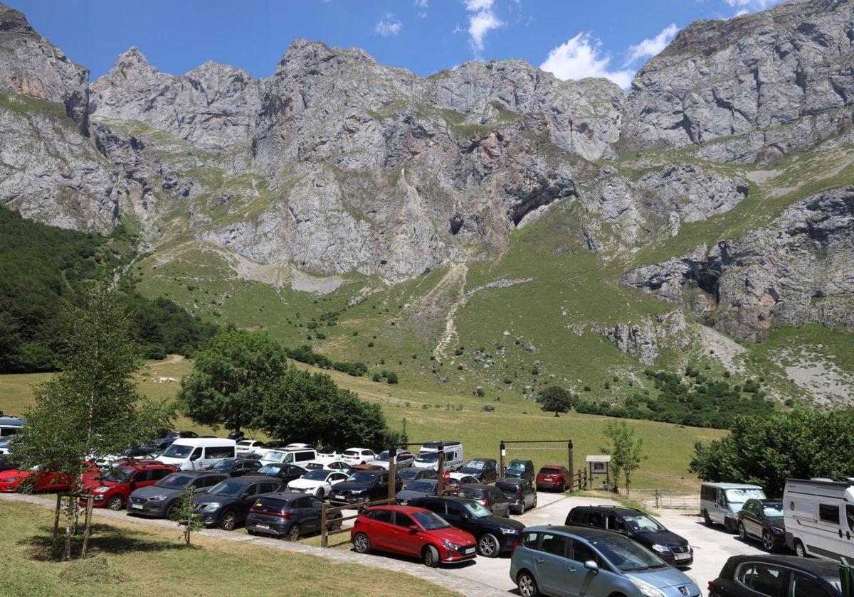 Actual aparcamiento con 150 plazas, al fondo la otra zona sin abrir.