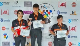 Héctor Cuesta, en lo alto del podio de la categoría sub-19 en bola 8.