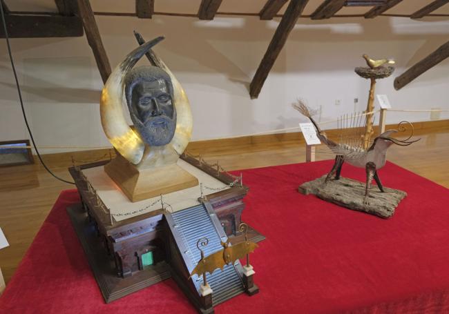 A la izquierda, el mausoleo con cuernos de toro y, junto a esta escultura, un animal mitológico.