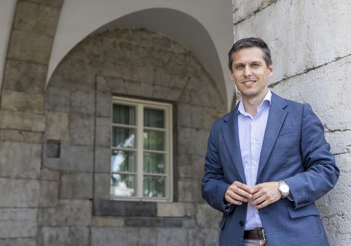 Mario Iglesias, que sustituyó a Pablo Zuloaga tras las primarias que ganó Pedro Casares como portavoz del PSOE, frente al Parlamento.