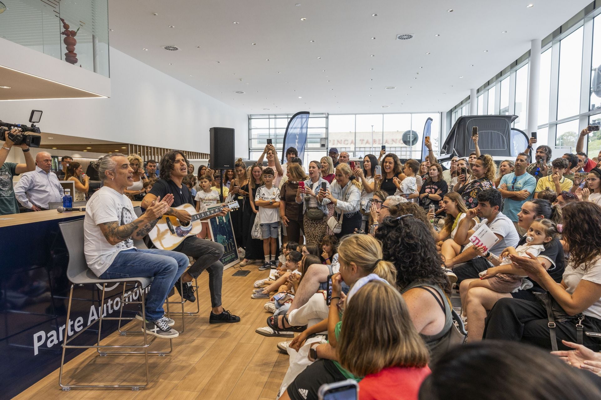 Rulo, acompañado por Fito Garmendia, interpretó 'Dentro de una canción' en Parte Automóviles por petición de los asistentes.