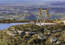 El columpio de Miera, que sobresale en la ruta de los Pozos de Noja.