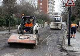 Labores de asfaltado en Torrelavega, en una imagen de archivo.