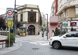 Un vehículo accede a la calle Ruiz Tagle, incluida en la Zona de Bajas Emisiones de Torrelavega.