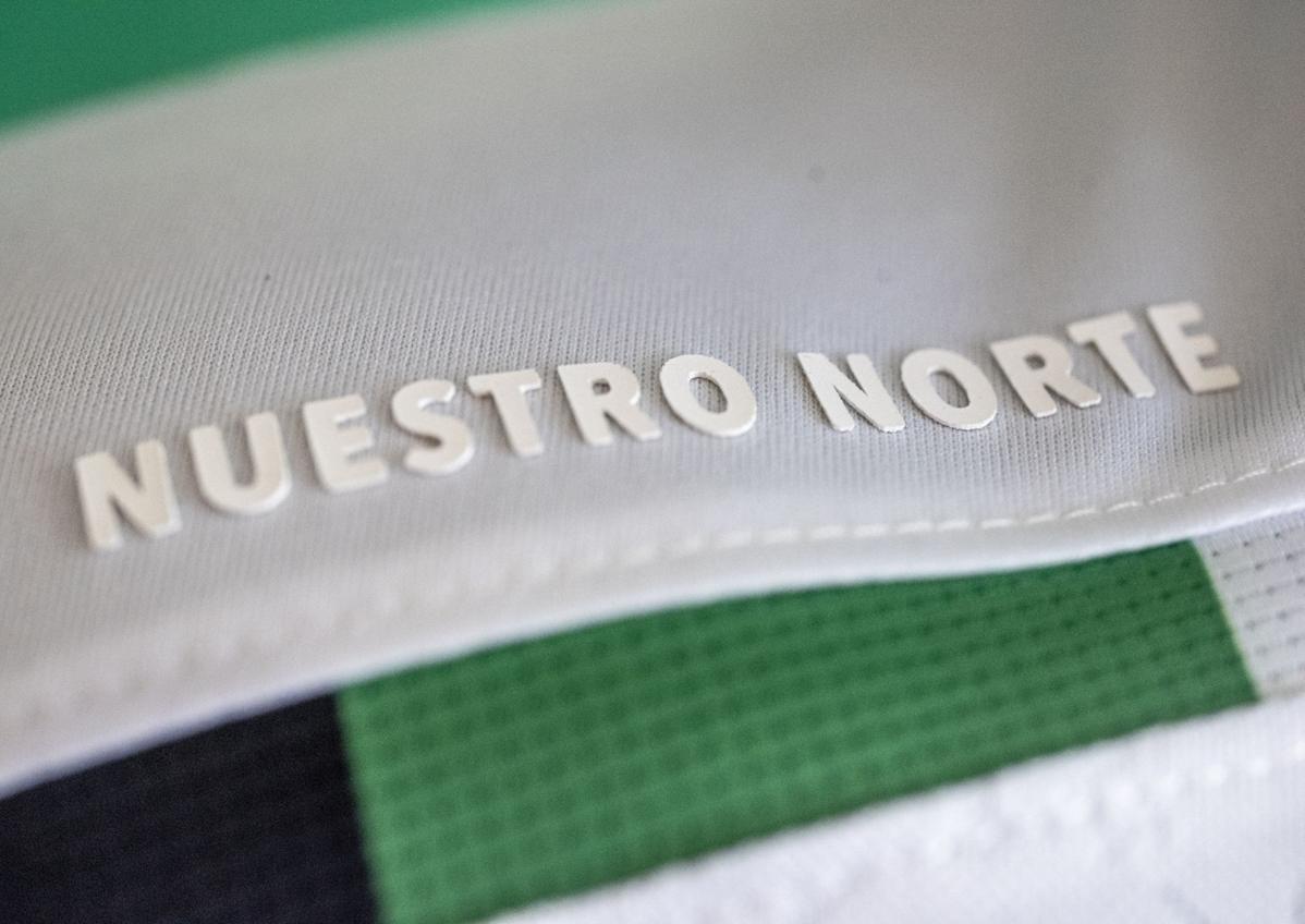 Imagen secundaria 1 - Arriba, la camiseta ya está a la venta de forma online y en la tienda del club. Abajo, el lema 'Nuestro Norte', sobre el hombro derecho. Y a la derecha, detalle de la tela en la que se pueden apreciar las letras 'RC' y la corona del escudo.