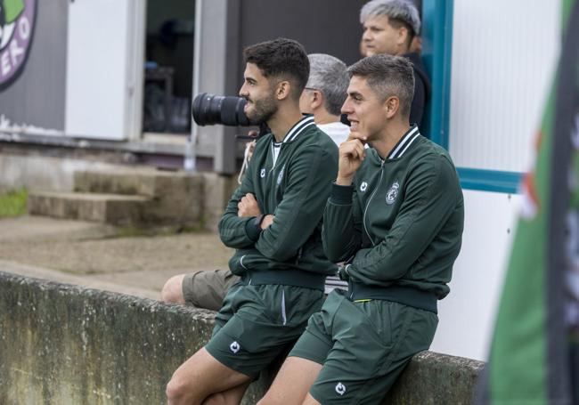 Andrés Martín e Íñigo Sainz-Maza, ambos desconvocados, observan a sus compañeros.