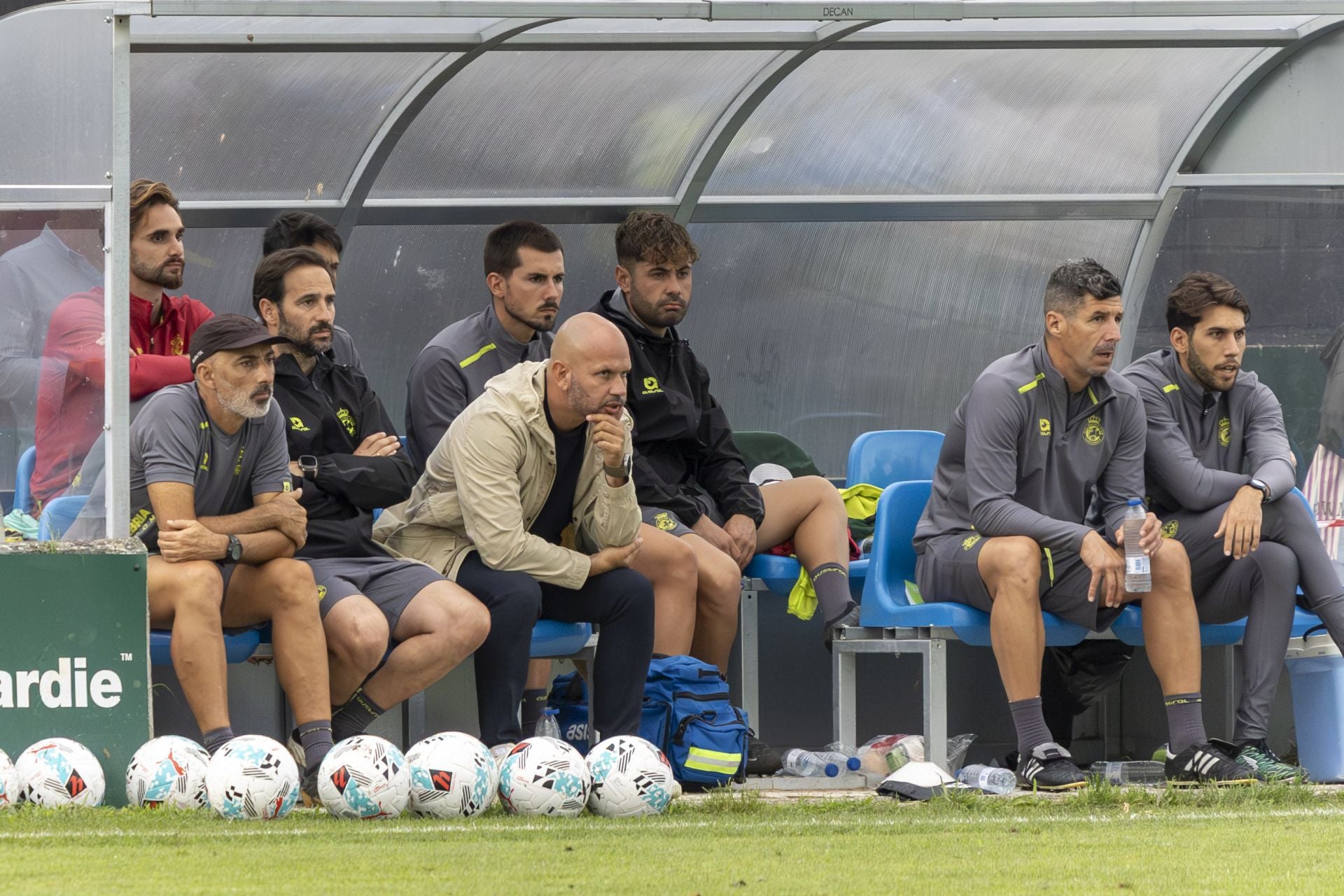 José Alberto y su cuerpo técnico siguiendo el partido desde el banquillo.