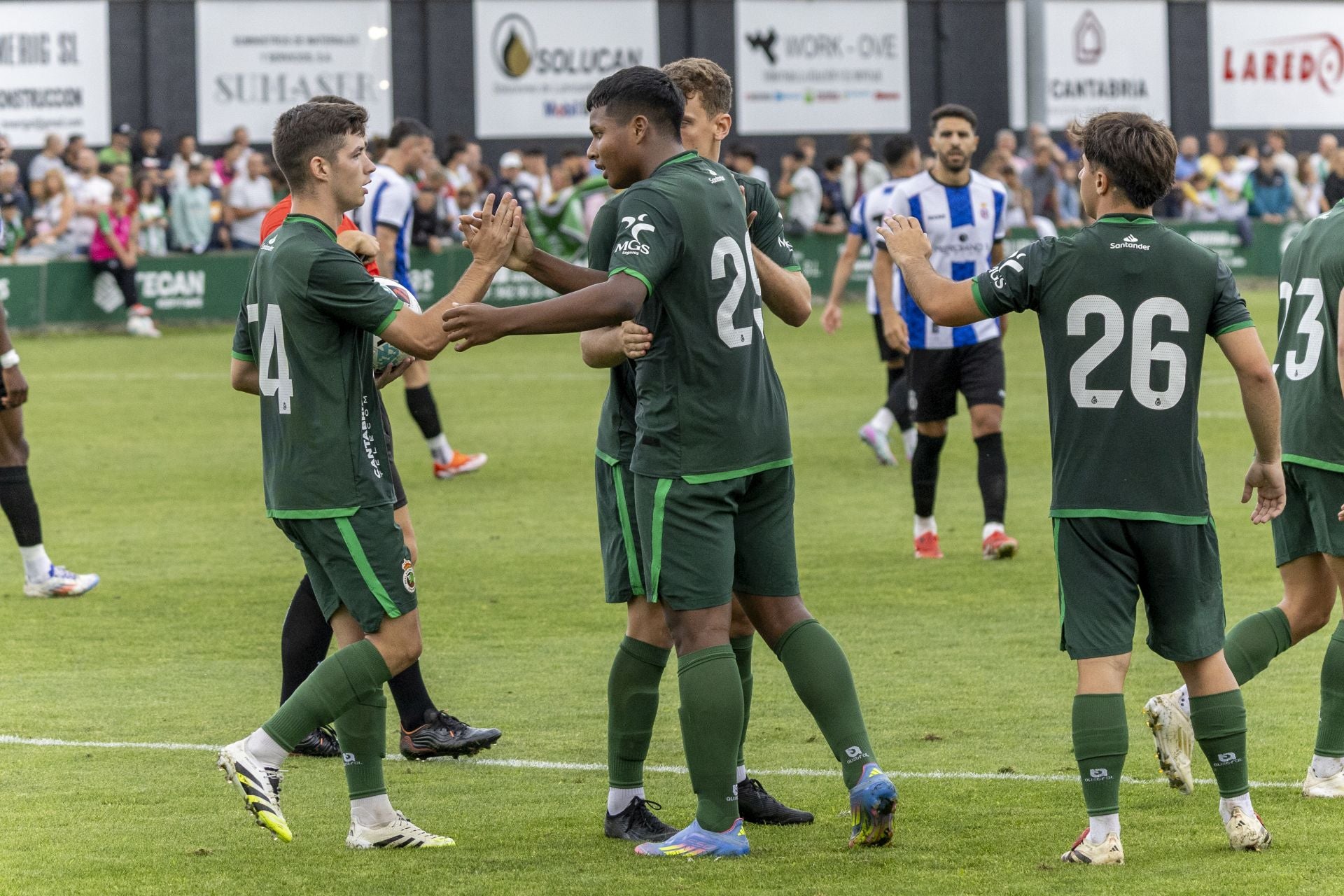 Celebración del equipo al tanto de Jeremy.