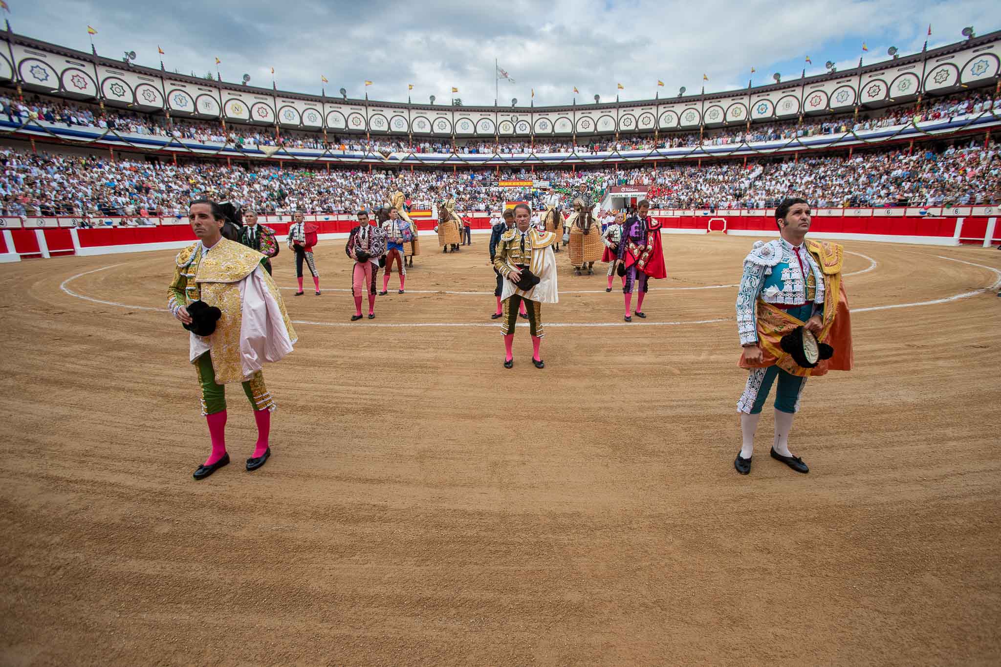 Los actuantes en el festejo escuchan el himno de España al finalizar el paseíllo.