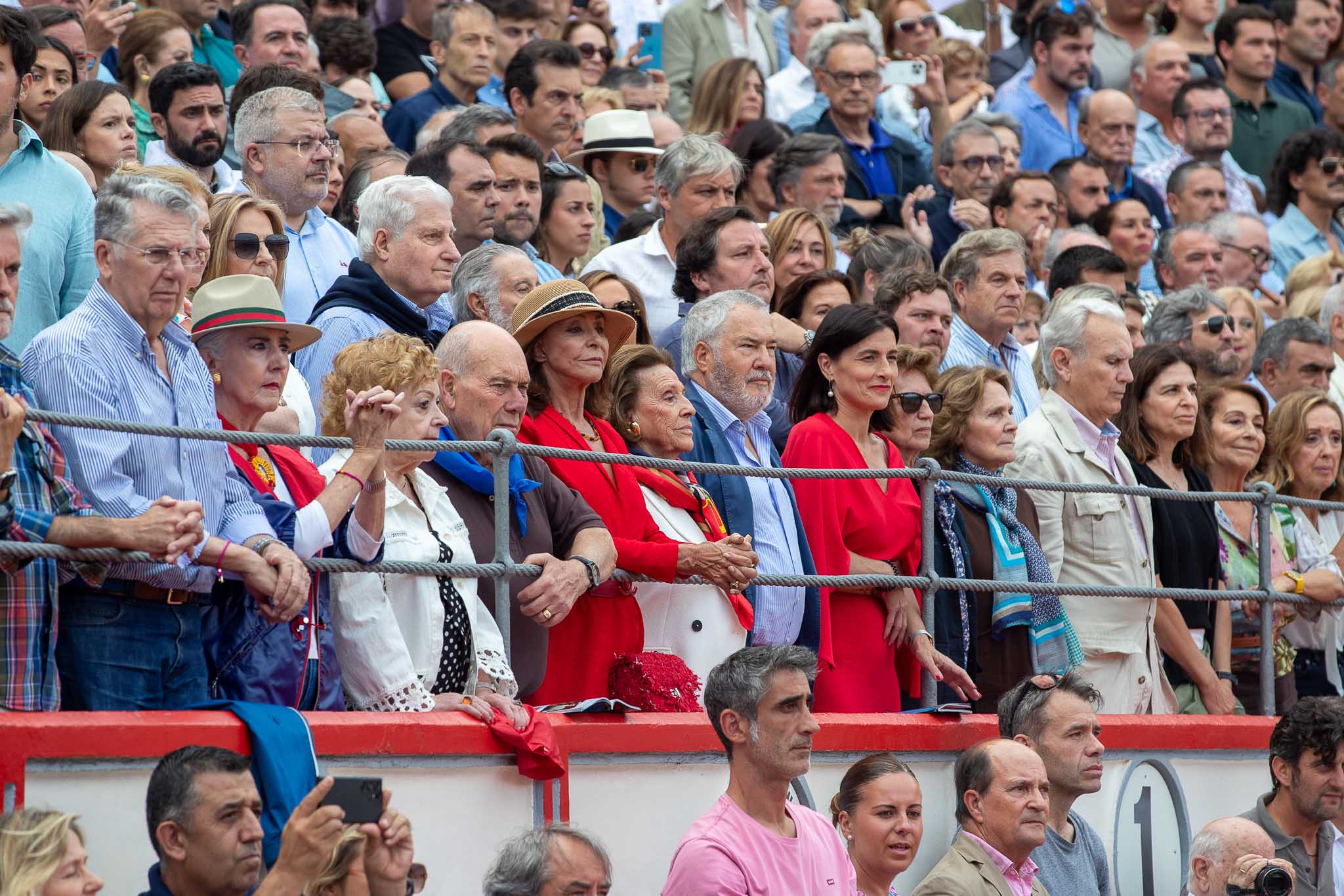 Alfonso Martínez de Irujo y María Ángeles Grajal, en la plaza de toros junto a la alcaldesa Gema Igual. Abajo, varios miembros del consejo de administración del coso junto al periodista Rubén Amón.