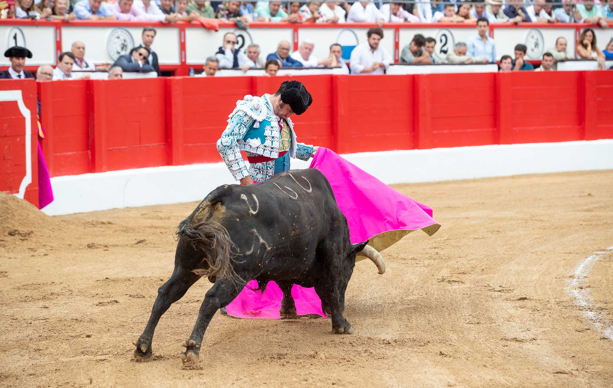 Verónica por el pitón izquierdo de Morante a su primer oponente.