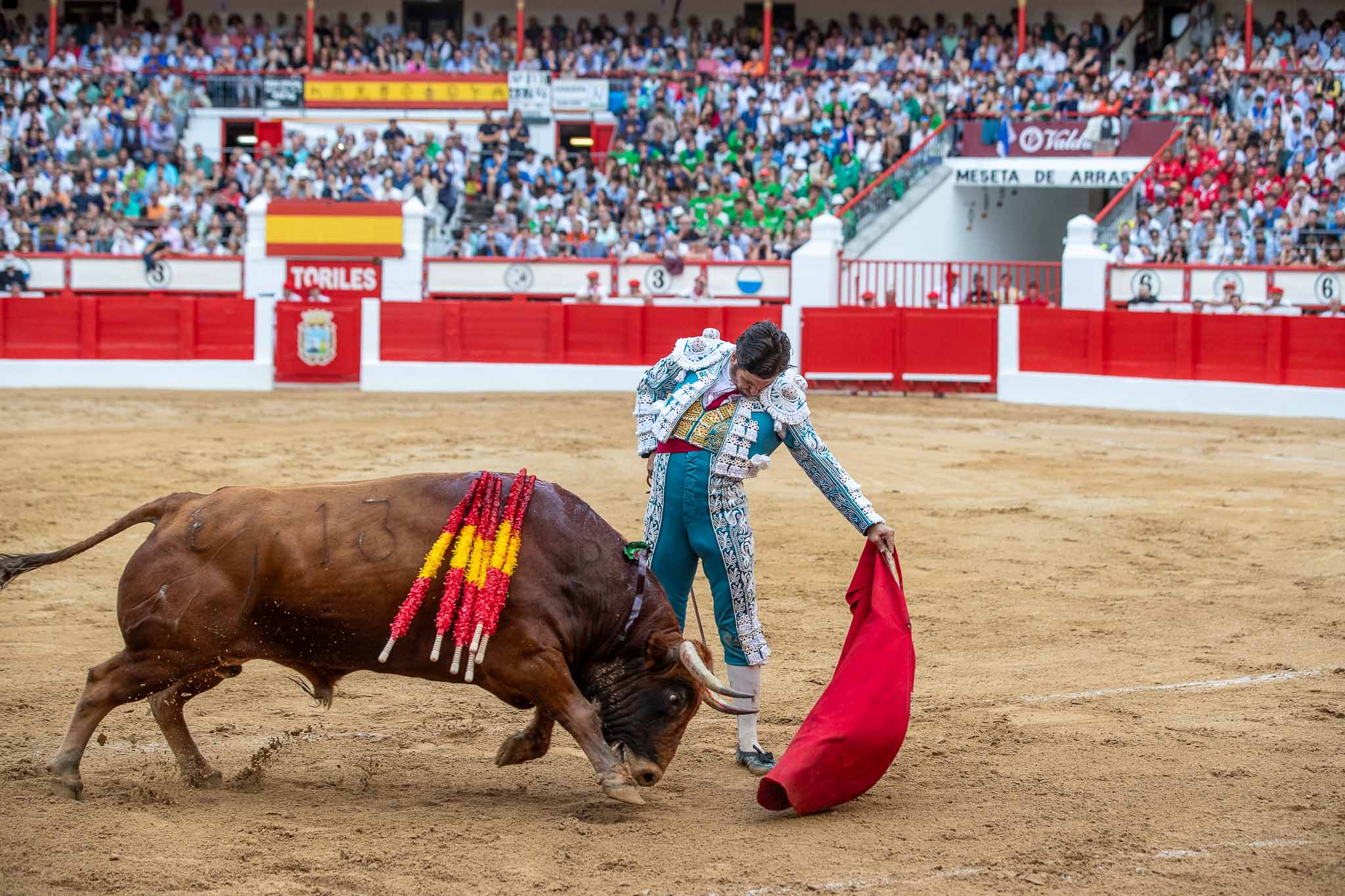 Natural de Morante durante la faena de muleta de su último oponente.