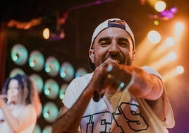 Nil Moliner señalando a la cámara en uno de sus conciertos.