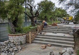 Operarios trabajan en la renovación de los Jardines de Piquío.