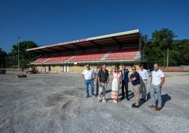 Buruaga y el alcalde, acompañados del resto de concejales en el renovado campo de Villasevil.