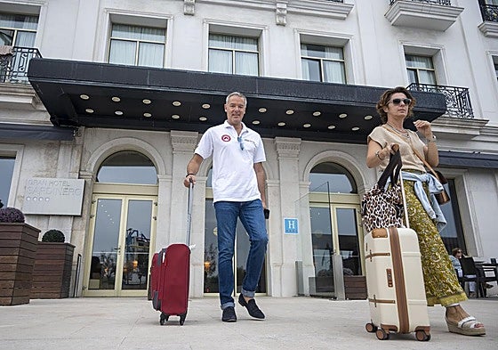 Dos turistas salen del Gran Hotel Sardinero, ubicado en la plaza de Italia.