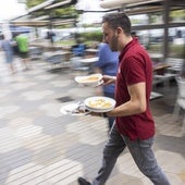 Un camarero durante su jornada laboral en un establecimiento hosteleros en Santander.