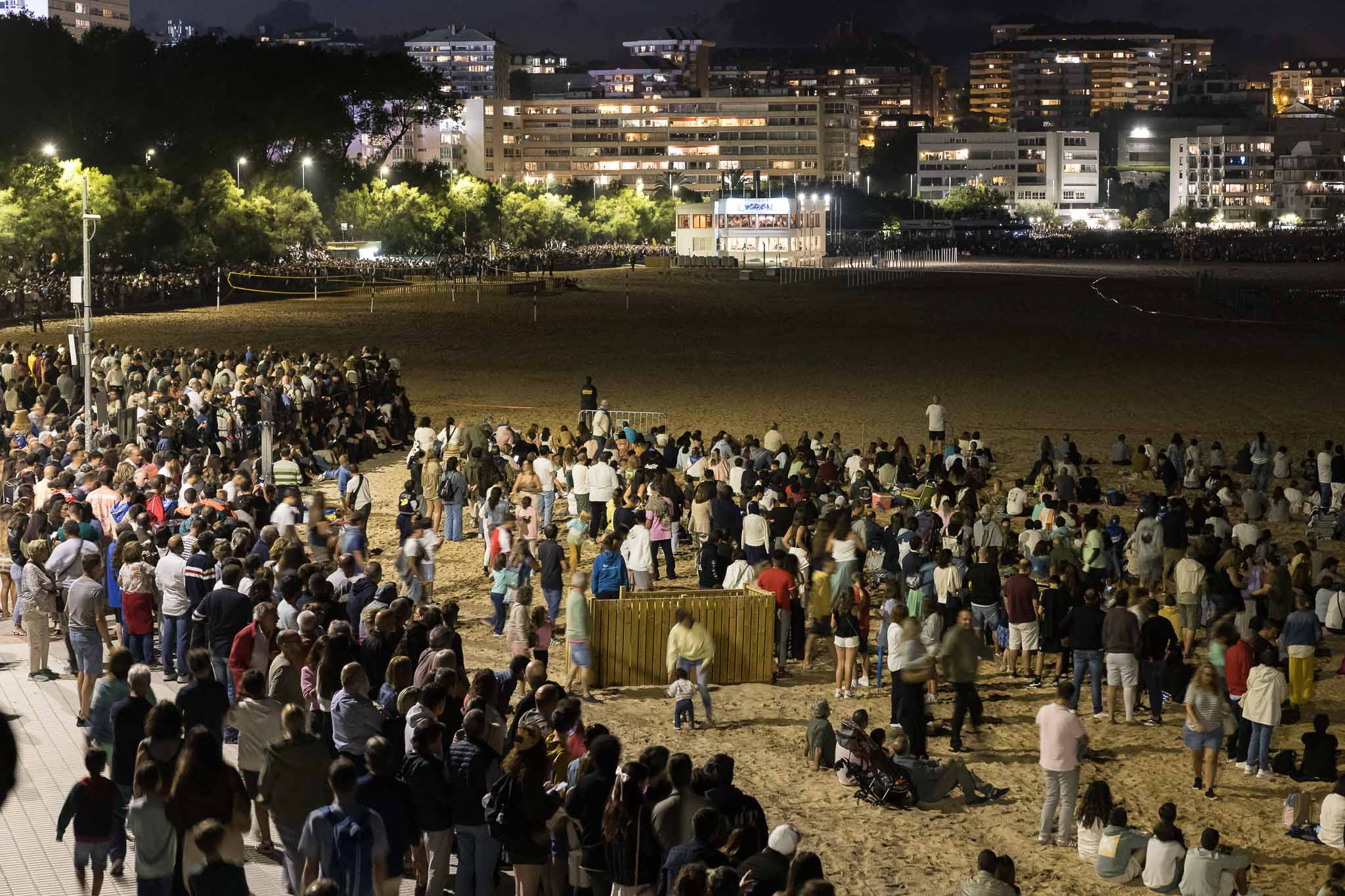 Como cada año, miles de personas abarrotaron los alrededores de la Segunda playa de El Sardinero para disfrutar de los fuegos artificiales de Santiago.
