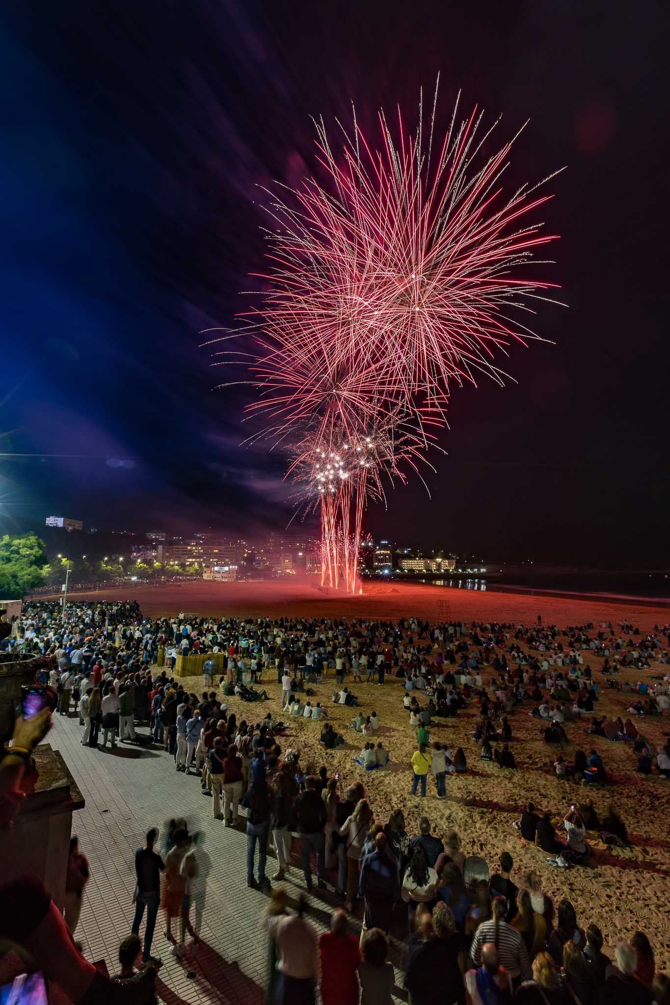 Como cada año, miles de personas abarrotaron los alrededores de la Segunda playa de El Sardinero para disfrutar de los fuegos artificiales de Santiago.