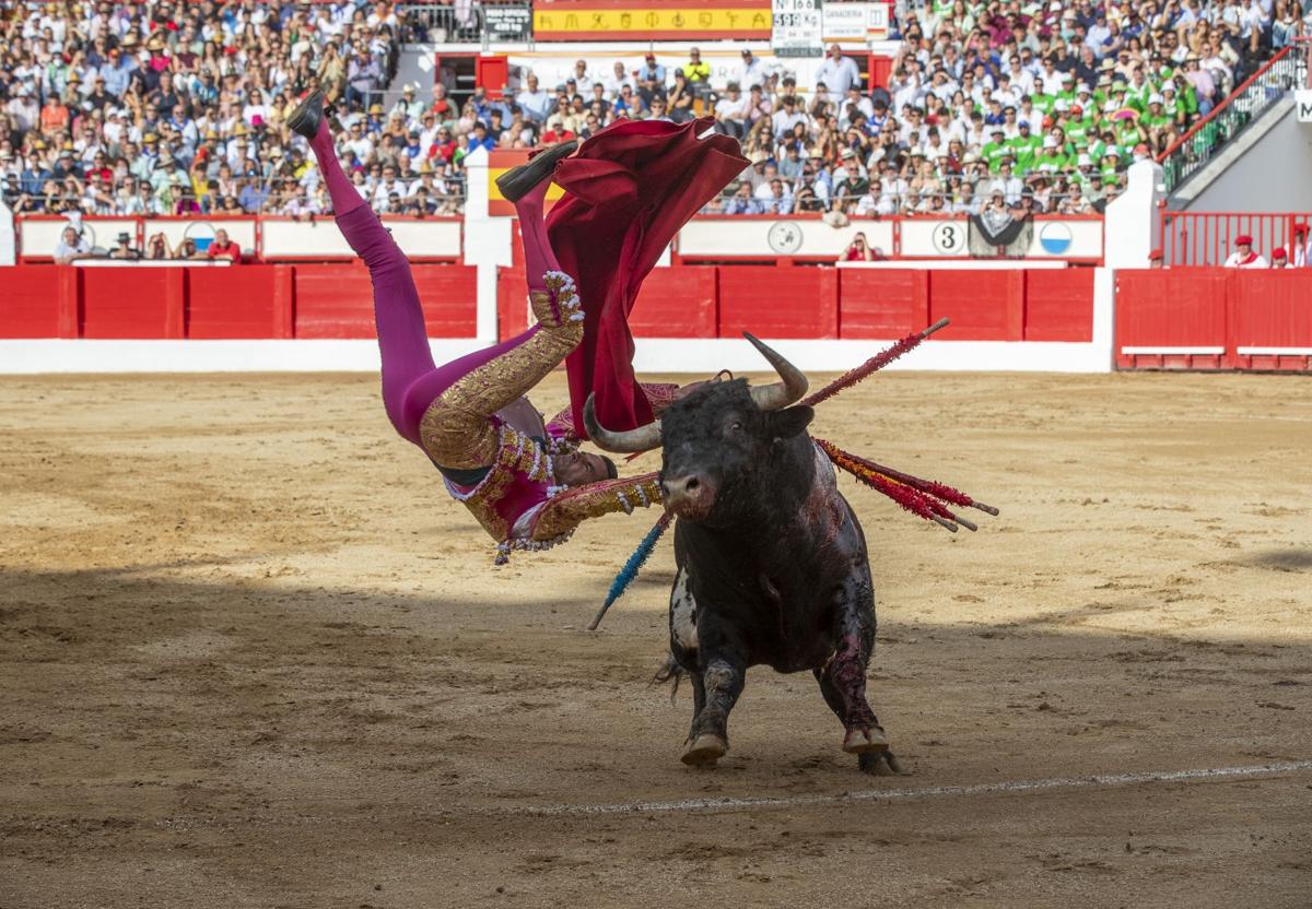 Emilio de Justo sufrió una voltereta al entrar a matar al primero de la tarde.