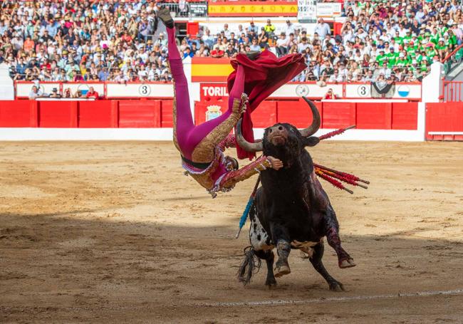 Emilio de Justo, por los aires tras ser cogido por el primero de la tarde.