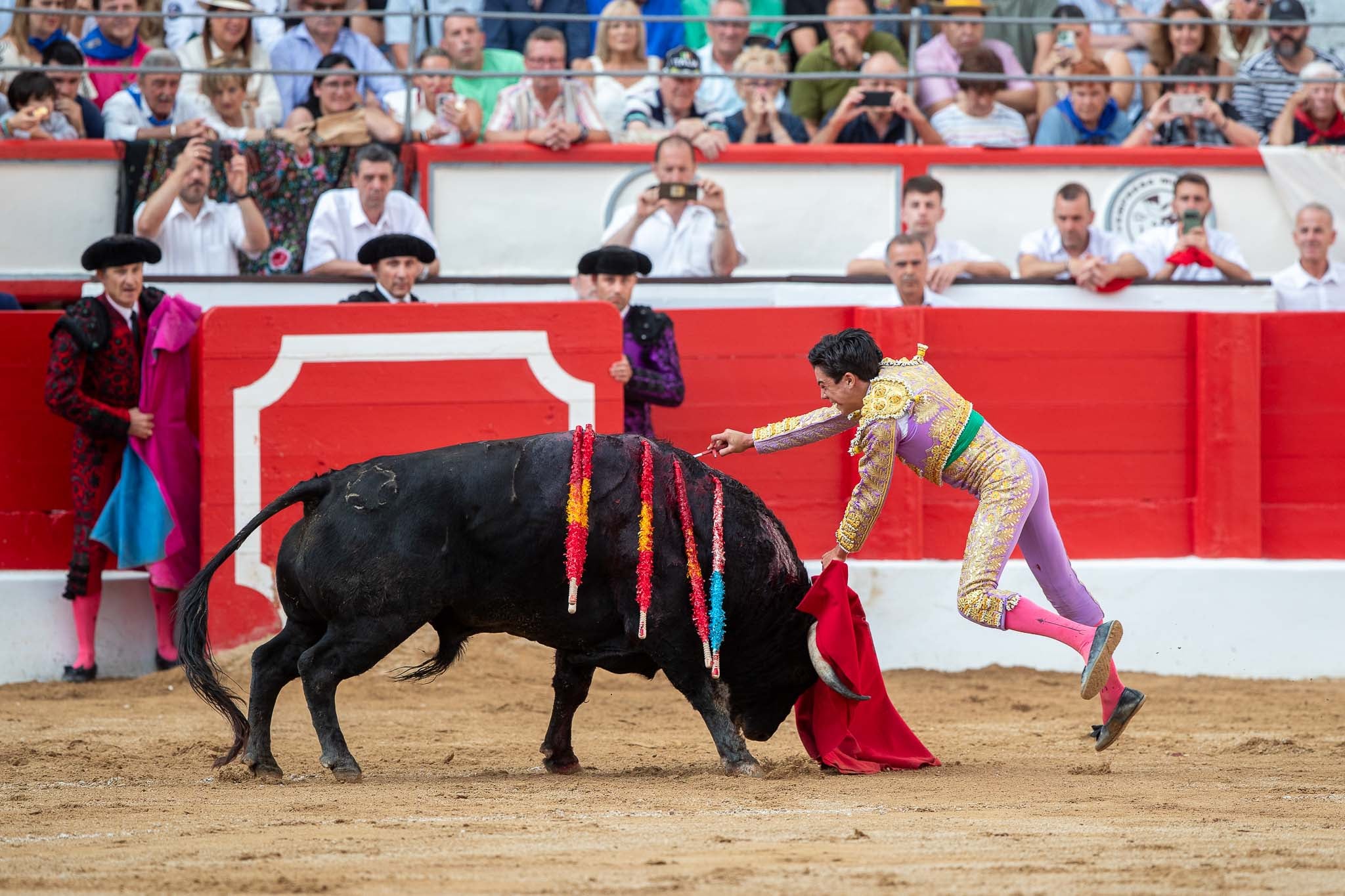 Estocada de Marco Pérez al primero de su lote.